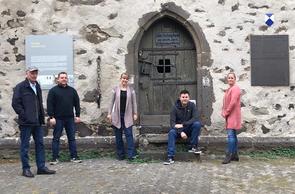 Licher Freidemokraten vor dem Stadtturm