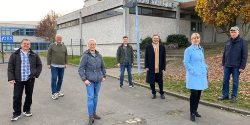 Die Kandidaten der FDP Lich vor der Dietrich-Bonhoeffer Sporthalle