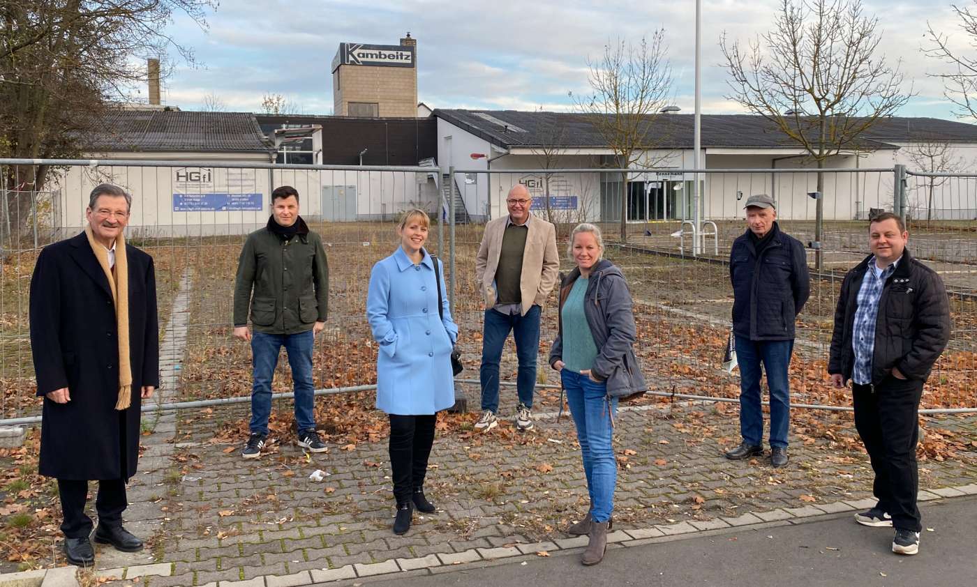 Licher Freidemokraten vor brachliegendem Parkplatz