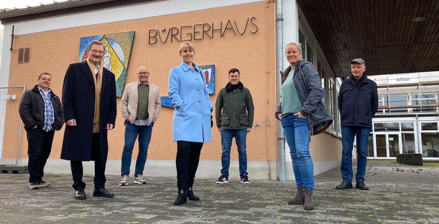 Licher Freidemokraten vor dem Licher Bürgergerhaus